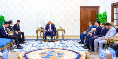الرئيس الزُبيدي يؤكد حاجة بلادنا إلى الخبرات الصينية لإعادة تأهيل قطاع الكهرباء