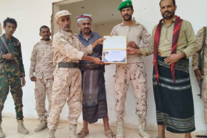 رئيسثخ انتقالي حبان يتفقد مواقع اللواء الرابع مشاة بمنطقة العرم