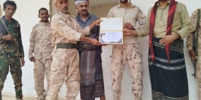 رئيسثخ انتقالي حبان يتفقد مواقع اللواء الرابع مشاة بمنطقة العرم