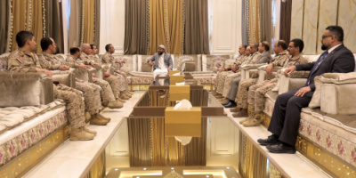 المحرمي يلتقي رئيس الأركان العامة ورؤساء هيئات ودوائر وزارة الدفاع