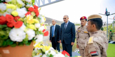 الرئيس الزُبيدي يزيح الستار عن النصب التذكاري للشهيد القائد منير "أبو اليمامة" بالعاصمة عدن