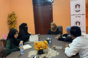 فريق من مجلس المستشارين يطّلع على طبيعة عمل مركز المرأة للبحوث والتدريب بجامعة عدن