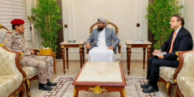 المحرّمي يبحث مع نائب رئيس هيئة الأركان مستجدات الجبهات وسبل تعزيز التنسيق العسكري  التقى عضو مجلس القيادة الرئاسي، عبد الرحمن المحرّمي، اليوم الإثنين في العاصمة عدن، بنائب رئيس هيئة الأركان العامة اللواء الركن أحمد البصر، لمناقشة تطورات الأوضاع العسكرية على امتداد الجبهات، وسبل تعزيز التنسيق العملياتي بين الوحدات القتالية في كافة المحاور.  وفي اللقاء، استمع المحرّمي إلى إحاطة شاملة قدّمها اللواء البصر، استعرض فيها تقارير موجزة عن الوضع العملياتي في عدد من الجبهات القتالية، والتطورات الميدانية الجارية، وكذا معنويات المرابطين ومستوى جاهزيتهم القتالية.   وتناول اللقاء أهمية تعزيز السيطرة على كافة المنافذ الحدودية، مع التشديد على إغلاق مسارات التهريب في محور صحراء الجوف – رماة – خشم الجبل، نظراً لما تشكله من تهديد مباشر للأمن والاستقرار في المحافظات المحررة.  كما ناقش اللقاء، سبل تعزيز الجاهزية القتالية ورفع كفاءة القوات المسلحة، والتنسيق العملياتي بين القوات المسلحة وتعزيز الانضباط العسكري، إلى جانب أهمية تكثيف برامج التدريب والتأهيل والتسليح بما يسهم في رفع كفاءة الوحدات القتالية وتعزيز قدراتها على تنفيذ المهام الوطنية، في ظل التحديات الأمنية المتصاعدة في مختلف الجبهات.  واستعرض اللقاء تطوير القدرات العملياتية واللوجستية لضمان الجهوزية والاستعداد الدائم لتنفيذ المهام الوطنية، إضافة إلى تكثيف برامج التدريب والتأهيل والتسليح بما يسهم في رفع كفاءة الوحدات القتالية وتعزيز قدراتها على تنفيذ المهام الوطنية.  وخلال اللقاء، أشاد المحرّمي بالروح القتالية العالية والانضباط الذي تتحلى به القوات المسلحة في مختلف جبهات القتال، مؤكداً دعم مجلس القيادة الرئاسي لجهود هيئة الأركان العامة في استكمال بناء وتفعيل المؤسسة العسكرية على أسس وطنية ومهنية راسخة.  وشدّد المحرّمي على ضرورة تفعيل غرفة العمليات المشتركة، ورفع مستوى الجاهزية والاستعداد القتالي للوحدات المنتشرة في الميدان، بما يضمن سرعة الاستجابة، ودقة التنسيق، والقدرة على التعامل الفاعل مع مختلف السيناريوهات والتحديات الميدانية الطارئة.