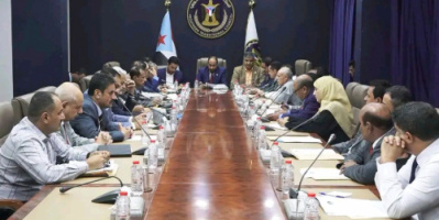 الأمين العام يترأس اجتماعًا استثنائيًا مشتركًا مع فرق التوجيه والرقابة الرئاسية ورؤساء الهيئات التنفيذية بالمحافظات