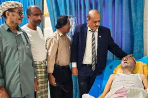 فريق من الجمعية الوطنية يطمئن على صحة العميد سالم باشادي بأحد مشافي العاصمة عدن