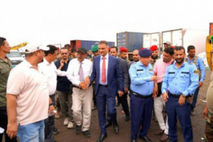 محافظ عدن يتفقد ميناء الحاويات ويدعو لتطوير المنظومة الرقابية