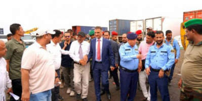 محافظ عدن يتفقد ميناء الحاويات ويدعو لتطوير المنظومة الرقابية