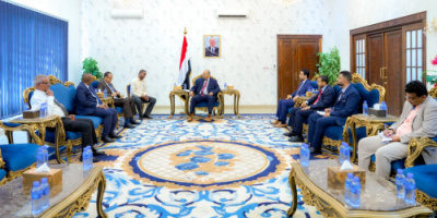 الرئيس الزُبيدي يُحذر من تنامي التخادم بين مليشيا الحوثي وحركة الشباب الصومالية وتنظيم القاعدة