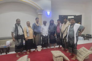 رئيس انتقالي شبوة يؤدي واجب العزاء للشيخ عدنان رزيق القميشي في وفاة والده 