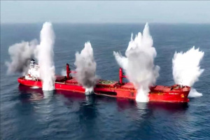 الحوثيون يوسّعون دائرة التهديد البحري إلى 64 شركة شحن