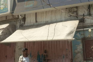 بناءً على شكاوى المواطنين… إغلاق محل القناعة في نزول مفاجئ بالشيخ عثمان