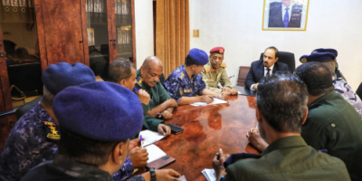 محافظ حضرموت يعقد اجتماعًا بالقيادات الأمنية والعسكرية ويوجه كلمة مهمة لأبناء المحافظة