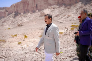 محافظ شبوة يتفقد موقع مشروع حفر بئر ارتوازية في عتق