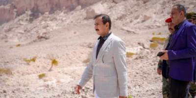 محافظ شبوة يتفقد موقع مشروع حفر بئر ارتوازية في عتق