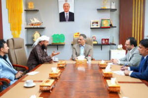 محافظ العاصمة عدن يناقش أوضاع العاملين في قطاع الأوقاف