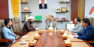محافظ العاصمة عدن يناقش أوضاع العاملين في قطاع الأوقاف