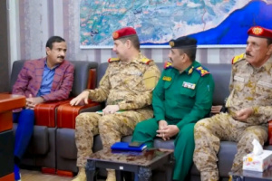  بن الوزير يبحث مع القيادات العسكرية والأمنية سبل الحد من مخاطر الهجرة غير الشرعية على شبوة