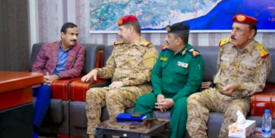  بن الوزير يبحث مع القيادات العسكرية والأمنية سبل الحد من مخاطر الهجرة غير الشرعية على شبوة