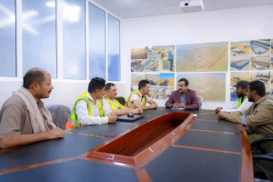 المحافظ بن الوزير يتفقد التجهيزات النهائية لبدء التشغيل التجريبي لمشروع الطاقة الشمسية