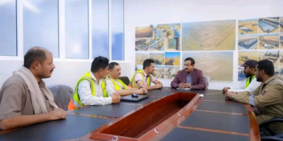 المحافظ بن الوزير يتفقد التجهيزات النهائية لبدء التشغيل التجريبي لمشروع الطاقة الشمسية