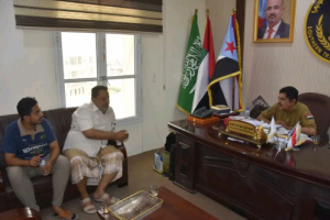 العميد المحمدي يلتقي مدير مكتب الصناعة بساحل حضرموت ويؤكد دعم حملة خفض الأسعار