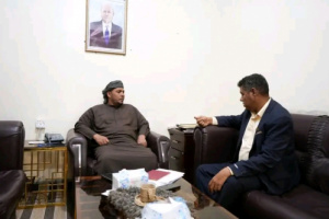 محافظ سقطرى يناقش مع إدارة المطار الاستعدادات للموسم السياحي الجديد