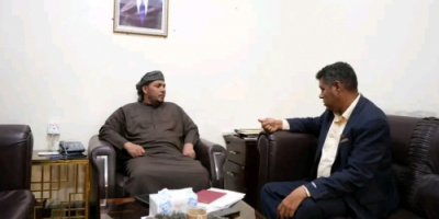محافظ سقطرى يناقش مع إدارة المطار الاستعدادات للموسم السياحي الجديد