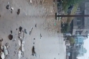 أهالي منطقة شعب البستان بالتواهي يناشدون المحافظ لملس سرعة التدخل لشفط مياه الأمطار وفتح الطريق