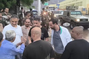 محافظ العاصمة عدن يتفقد الأضرار ويوجه برفع وتيرة الاستجابة بعد الأمطار الغزيرة