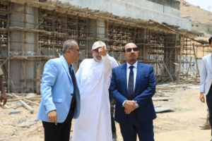 محافظ حضرموت يتفقد آليات ضبط الأسعار ويتابع جاهزية خور المكلا استعدادًا لاحتمال موجة أمطار ثانية