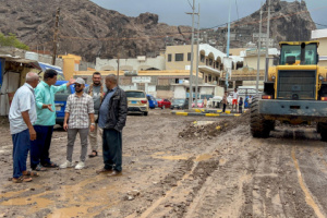 مدير عام صيرة يتفقد أعمال شفط مياه الأمطار ورفع المخلفات في المديرية