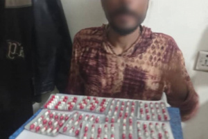 قوات الحزام الأمني بلحج تضبط شخصا بحوزته حبوبا مخدرة