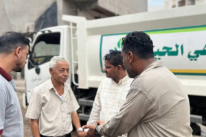 مدير عام مديرية الشيخ عثمان ونائب مدير صندوق النظافة يتفقدان أعمال شفط مياه الأمطار