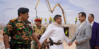 محافظ شبوة يتفقد أعمال مشروع مبنى الطوارئ بمستشفى بن زايد