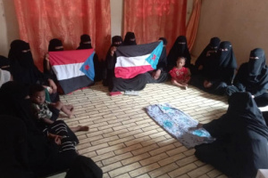 نائبة المرأة والطفل بانتقالي أبين تتفقد برنامج تدريب الخياطة والتفصيل للفتيات بمراكز انتقالي خنفر