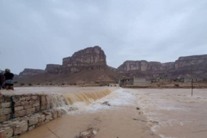 سيول جارفة تجتاح أودية تريم وغرفة الطوارئ تحذر المواطنين
