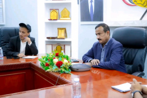 محافظ شبوة يبحث مع المدير القُطري لأطباء بلا حدود تدخلات المنظمة في المحافظة