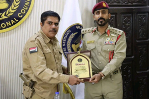 رئيس انتقالي حضرموت يكرم النقيب م. محمد باجابر لتفوقه في معهد القادة بالعاصمة عدن