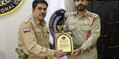 رئيس انتقالي حضرموت يكرم النقيب م. محمد باجابر لتفوقه في معهد القادة بالعاصمة عدن
