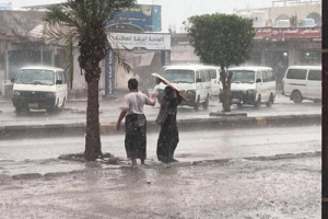 أمطار غزيرة تضرب العاصمة عدن والسلطة المحلية تكثف جهودها لمواجهة الأضرار
