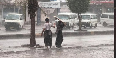 أمطار غزيرة تضرب العاصمة عدن والسلطة المحلية تكثف جهودها لمواجهة الأضرار