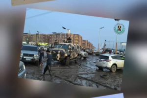قوات الحزام الأمني تؤمّن مجرى السيول وتساند جهود الطوارئ في مديرية البريقة بالعاصمة عدن