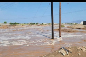 سيل جارف يصل الحسوة بعدن وتحذيرات بإخلاء المنازل 