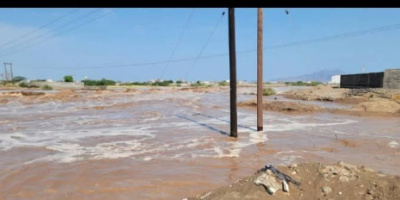سيل جارف يصل الحسوة بعدن وتحذيرات بإخلاء المنازل 