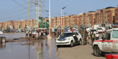نجا مديرها خلال عملية إنقاذ مواطن.. السلطة المحلية في البريقة بعدن تعلن المديرية منطقة منكوبة وتدعو للتدخل العاجل