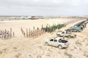 وزير الدفاع ومحافظ المهرة يتفقدان جاهزية محور الغيضة