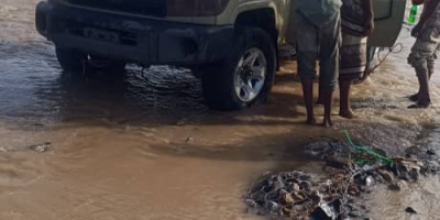  اللواء الثاني حزم ينفذ حملة واسعة على خط لحج – العند لإنقاذ المارة الذين تقطعت بهم السبل جراء تدفق السيول