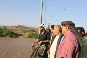 فريق التوجيه والرقابة الرئاسي يتفقد الأضرار التي لحقت بجسر العرائس جراء السيول في لحج