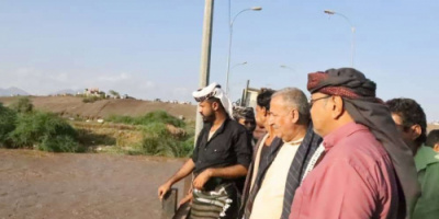 فريق التوجيه والرقابة الرئاسي يتفقد الأضرار التي لحقت بجسر العرائس جراء السيول في لحج