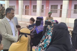 محافظ عدن يتفقد الأضرار الناجمة عن سيول الحسوة بالبريقة